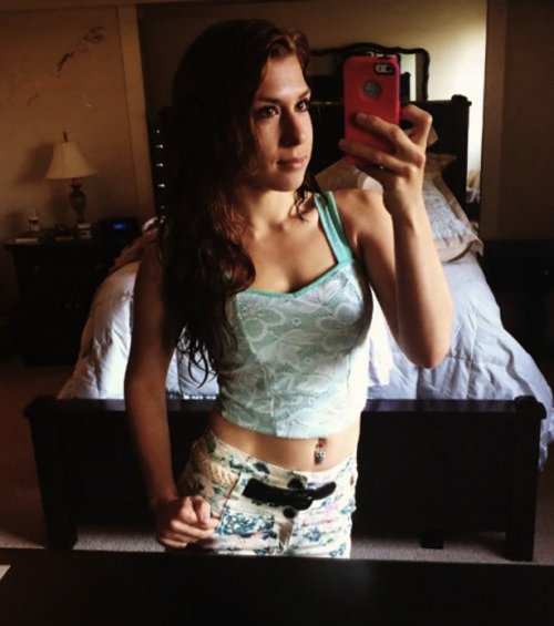 Девичьи самострелы из соцсетей (33 фото)