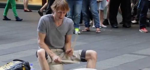 Барабанщик-виртуоз отжигает