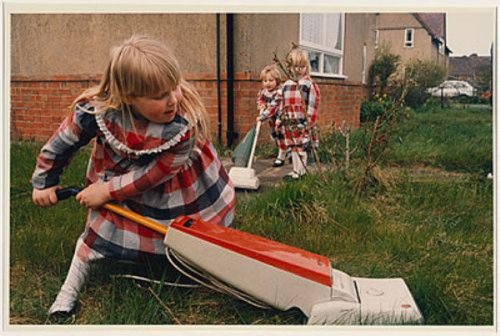 Странные женщины с пылесосом на улице (19 фото)