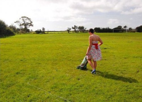 Странные женщины с пылесосом на улице (19 фото)