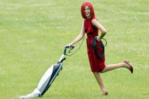 Странные женщины с пылесосом на улице (19 фото)