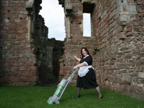 Странные женщины с пылесосом на улице (19 фото)