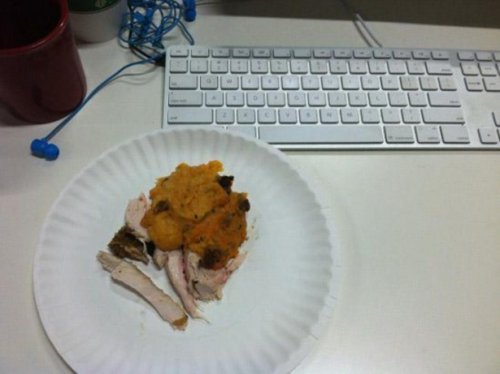 Самые унылые офисные обеды (27 фото)