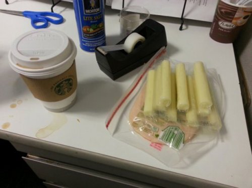 Самые унылые офисные обеды (27 фото)