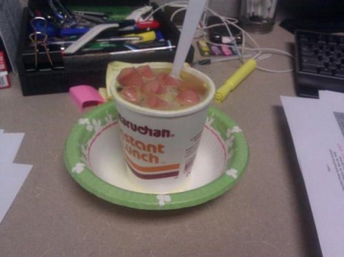 Самые унылые офисные обеды (27 фото)