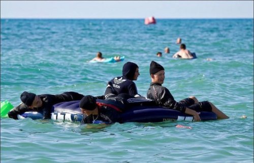 Пляжные будни в прикольных картинках (37 фото)