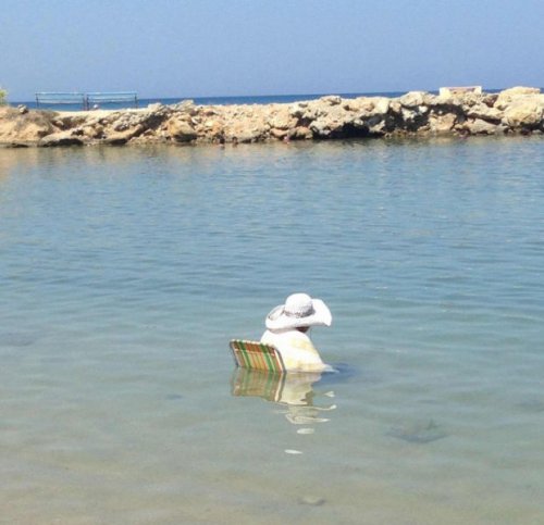 Пляжные будни в прикольных картинках (37 фото)