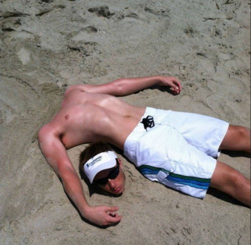 Пляжные будни в прикольных картинках (37 фото)