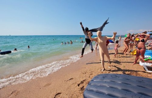 Пляжные будни в прикольных картинках (37 фото)