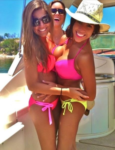 Горячие красотки в бикини (28 фото)