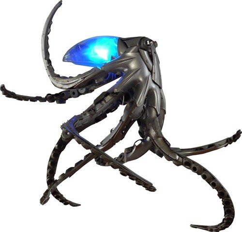 Скульптуры из колпаков на колёса (25 фото) Скульптуры из колпаков на колёса (25 фото)