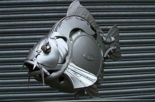 Скульптуры из колпаков на колёса (25 фото) Скульптуры из колпаков на колёса (25 фото)