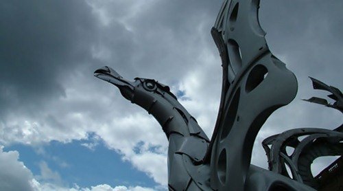 Скульптуры из колпаков на колёса (25 фото) Скульптуры из колпаков на колёса (25 фото)