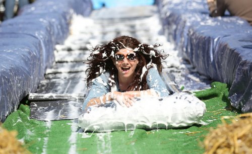 Гигантская водная горка на главной улице Бристоля (13 фото)