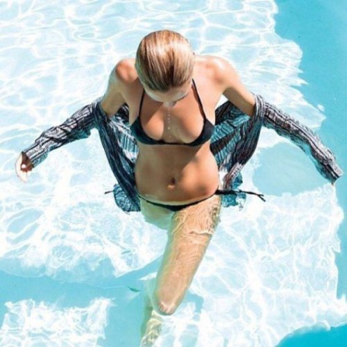 Горячие красотки в бикини (28 фото)