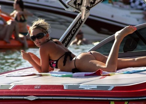 Горячие красотки в бикини (28 фото)