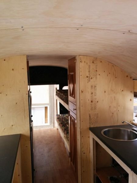 Комфортабельный кемпер из школьного автобуса (34 фото) Комфортабельный кемпер из школьного автобуса (34 фото)