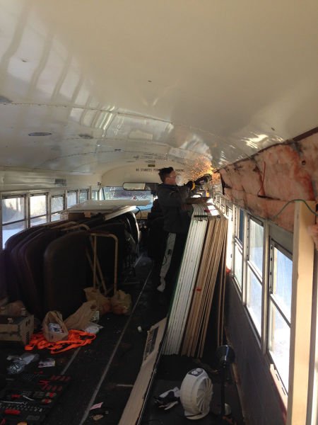 Комфортабельный кемпер из школьного автобуса (34 фото) Комфортабельный кемпер из школьного автобуса (34 фото)