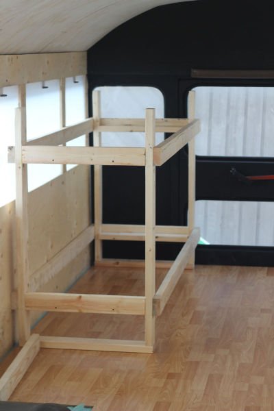 Комфортабельный кемпер из школьного автобуса (34 фото) Комфортабельный кемпер из школьного автобуса (34 фото)