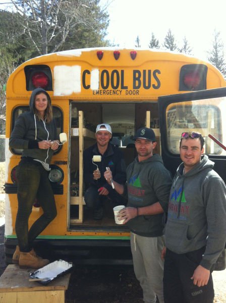 Комфортабельный кемпер из школьного автобуса (34 фото) Комфортабельный кемпер из школьного автобуса (34 фото)