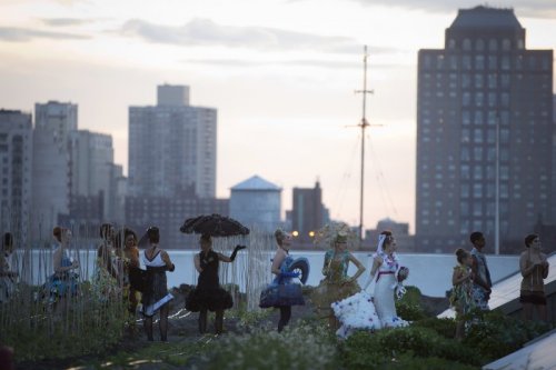 Модный показ нарядов из мусора в Бруклине (12 фото)