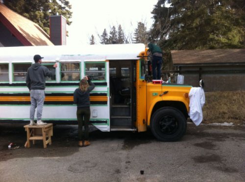Комфортабельный кемпер из школьного автобуса (34 фото)