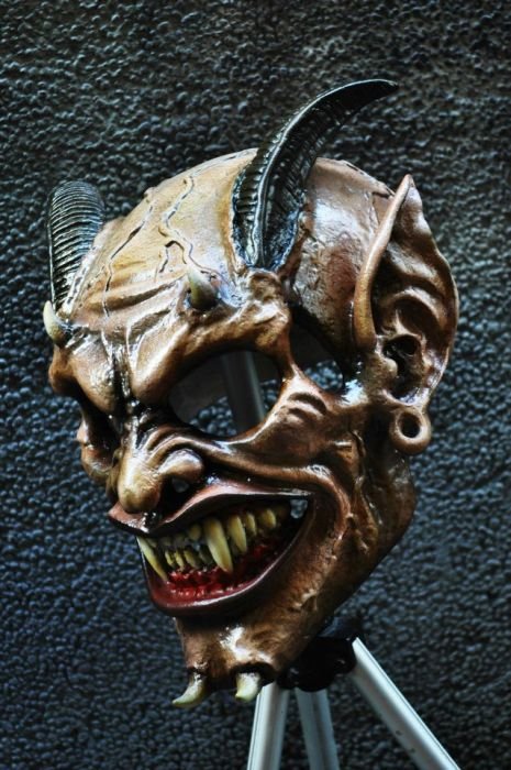 Байкерские шлемы в хоррор-стиле (29 фото) Байкерские шлемы в хоррор-стиле (29 фото)