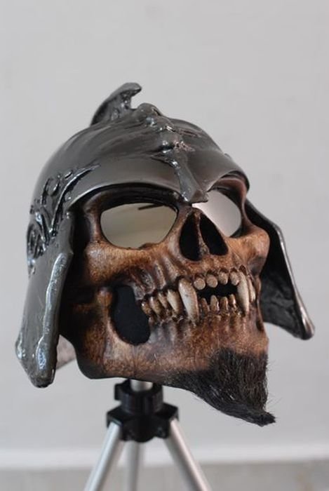 Байкерские шлемы в хоррор-стиле (29 фото) Байкерские шлемы в хоррор-стиле (29 фото)