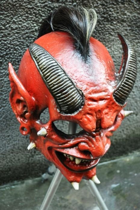 Байкерские шлемы в хоррор-стиле (29 фото) Байкерские шлемы в хоррор-стиле (29 фото)