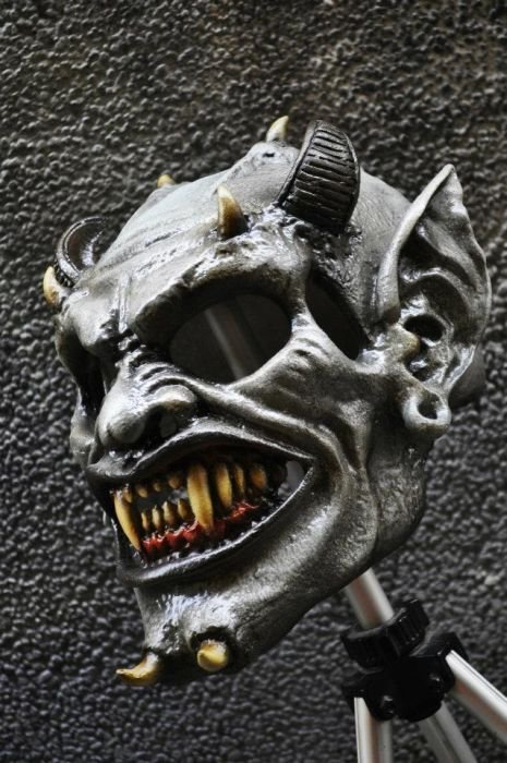 Байкерские шлемы в хоррор-стиле (29 фото) Байкерские шлемы в хоррор-стиле (29 фото)