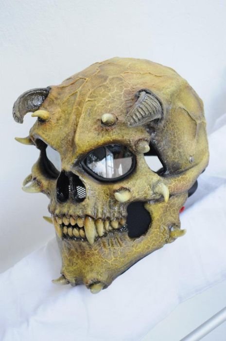 Байкерские шлемы в хоррор-стиле (29 фото) Байкерские шлемы в хоррор-стиле (29 фото)