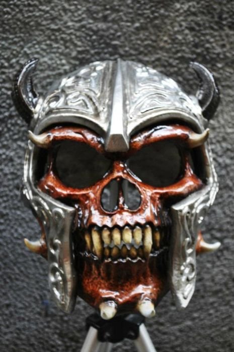 Байкерские шлемы в хоррор-стиле (29 фото) Байкерские шлемы в хоррор-стиле (29 фото)