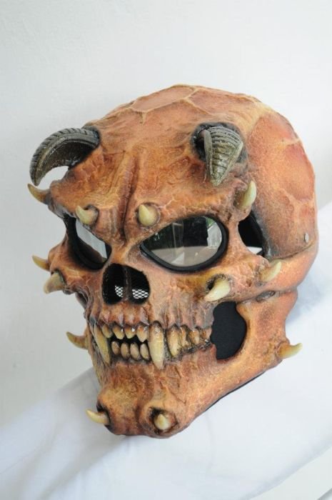 Байкерские шлемы в хоррор-стиле (29 фото) Байкерские шлемы в хоррор-стиле (29 фото)