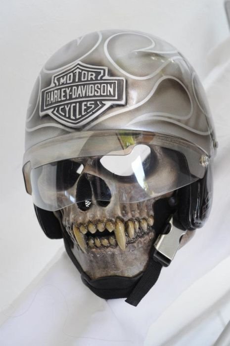Байкерские шлемы в хоррор-стиле (29 фото) Байкерские шлемы в хоррор-стиле (29 фото)