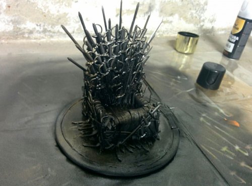 Самодельная подставка для телефона в виде трона из "Игры престолов" (10 фото)