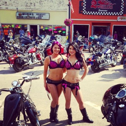 Самые сексуальные девушки на моторалли в Стурджисе (30 фото)