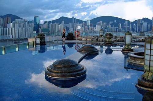 Потрясающие бассейны на крыше (25 фото)