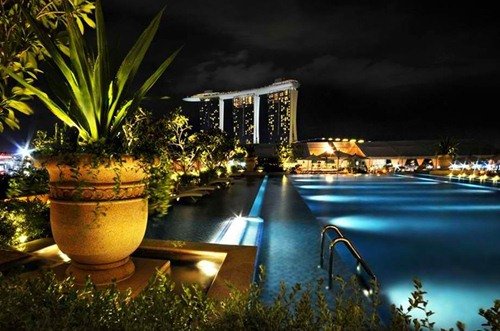 Потрясающие бассейны на крыше (25 фото)