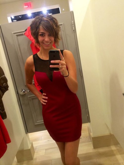 Девушки в обтягивающих платьях (27 фото)