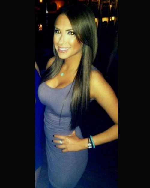 Девушки в обтягивающих платьях (27 фото)