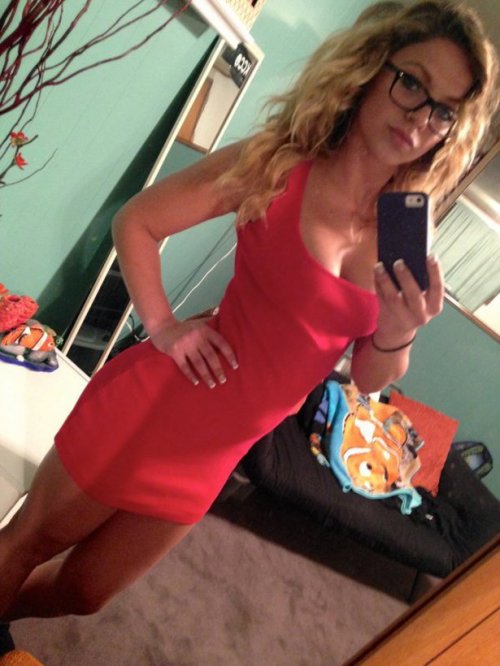 Девушки в обтягивающих платьях (27 фото)