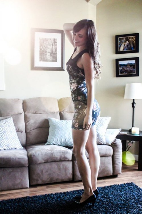 Девушки в обтягивающих платьях (27 фото)