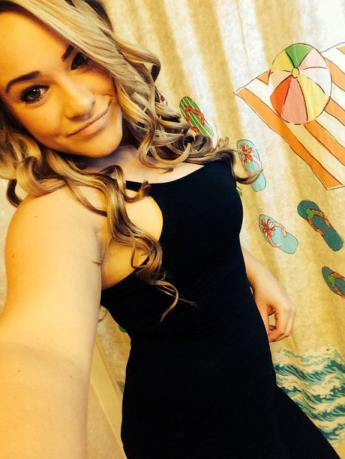 Девушки в обтягивающих платьях (27 фото)