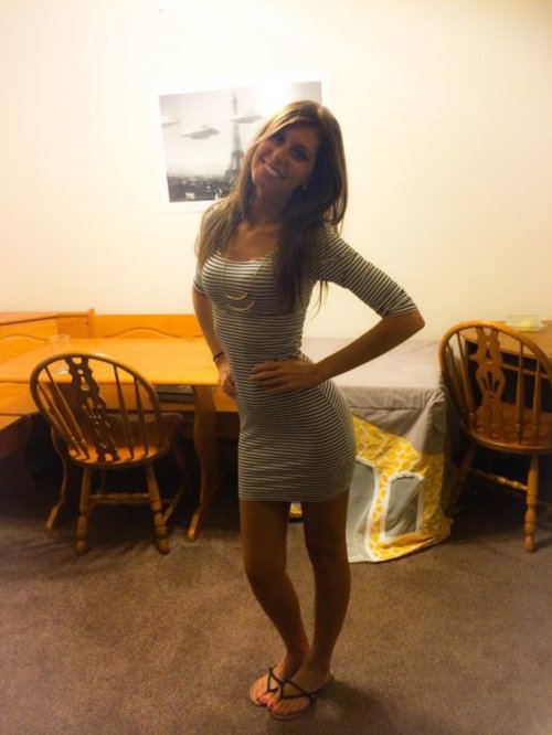 Девушки в обтягивающих платьях (27 фото)