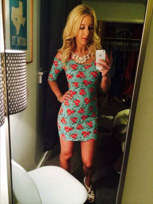 Девушки в обтягивающих платьях (27 фото)