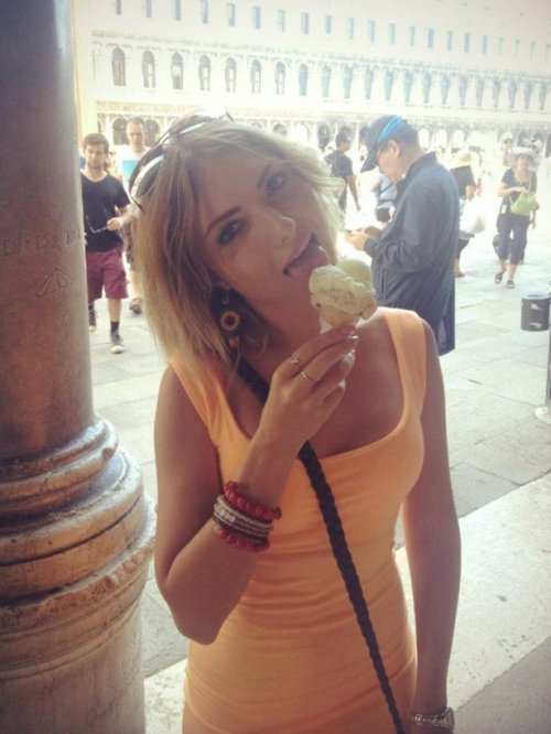 Девушки в обтягивающих платьях (27 фото)