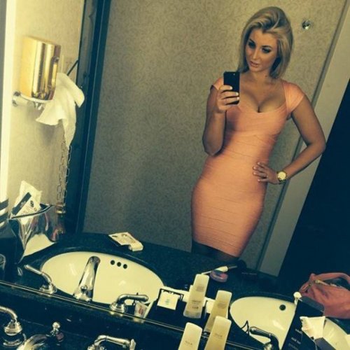 Девушки в обтягивающих платьях (27 фото)