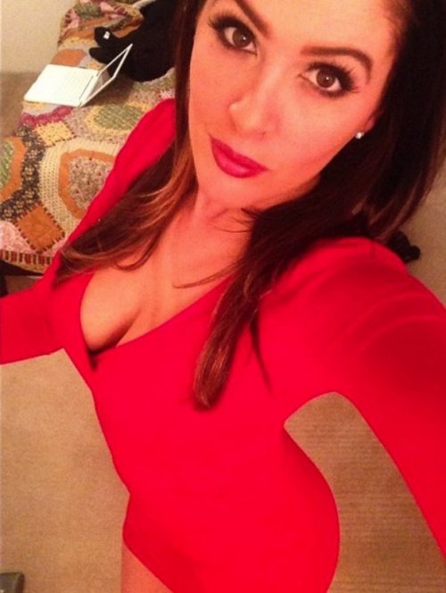 Девушки в обтягивающих платьях (27 фото)