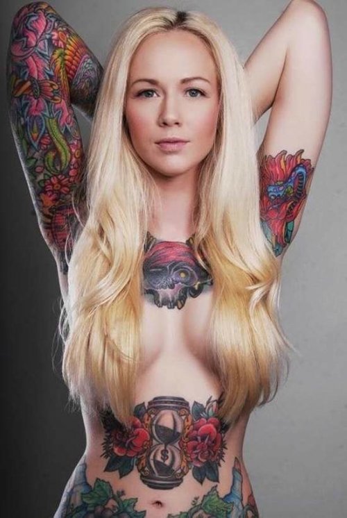 Сексуальные девушки с татуировками (26 фото)