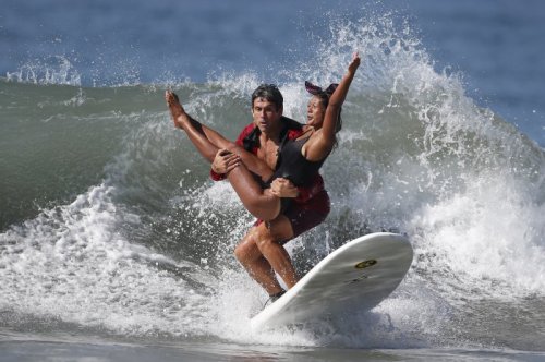 В Санта-Монике прошли соревнования среди серфингистов, посвящённые Хэллоуину (19 фото)